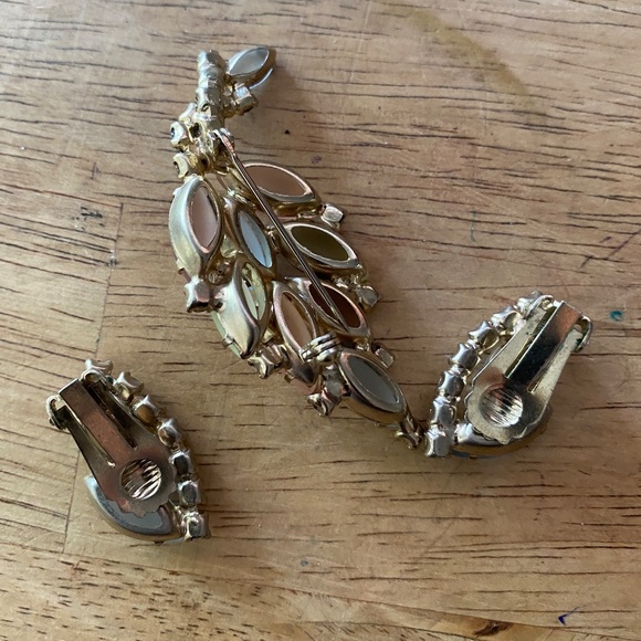 1950s vintage brooch and clip on earring set. Frosted glass stones - Picture 3 of 3